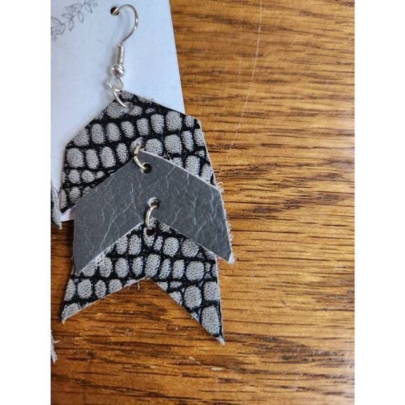 Hand cut drop earrings - Picture 2 of 5